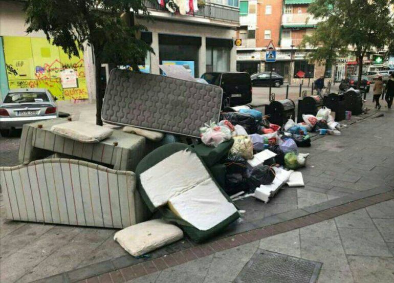 Basura en las calles de Alcorcón, situación que denuncian desde Ganar Alcorcón.