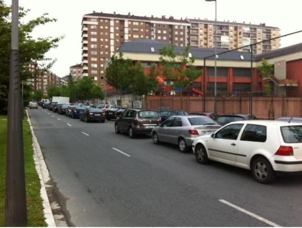 Dobles filas frente al colegio Escolapios en Vitoria