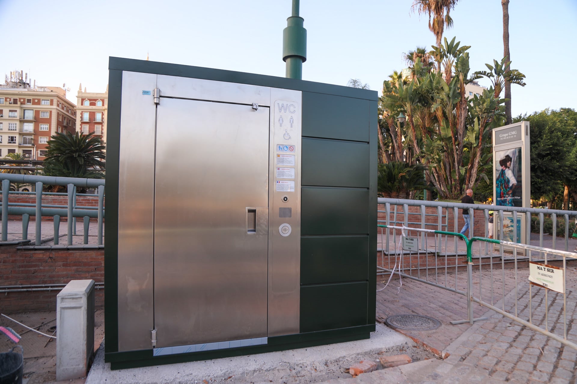 Aseo instalado en la plaza de la Marina