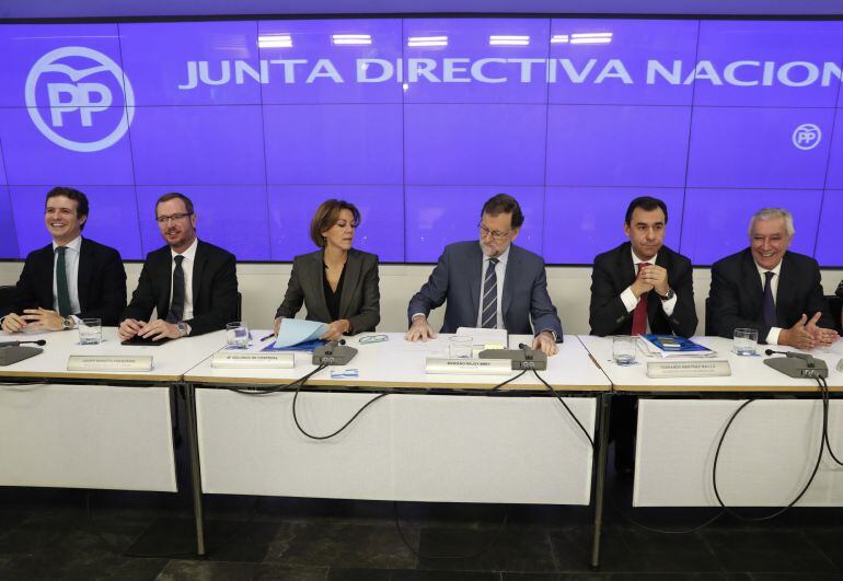 El presidente del PP, Mariano Rajoy, junto a la secretaria general y los vicesecretarios del partido