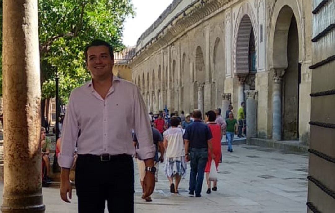 Bellido en el interior del Patio de los Naranjos de la Mezqutia de Córdoba