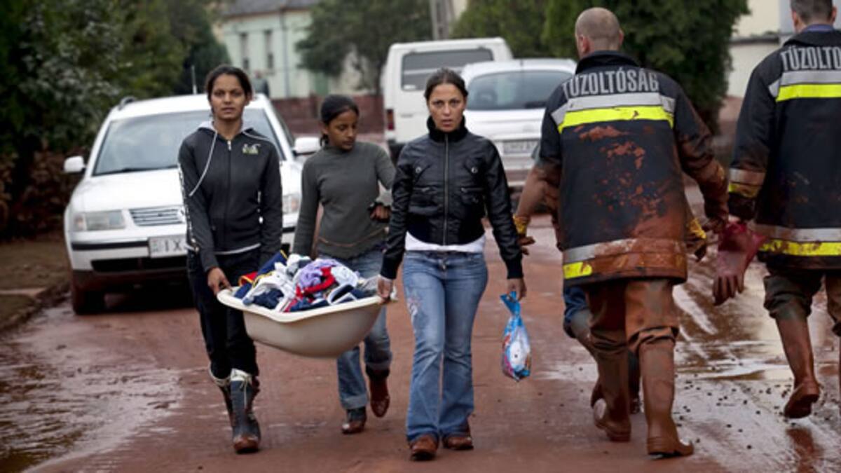 Los equipos de rescate de Hungría continúan la búsqueda de los desaparecidos a causa del vertido tóxico