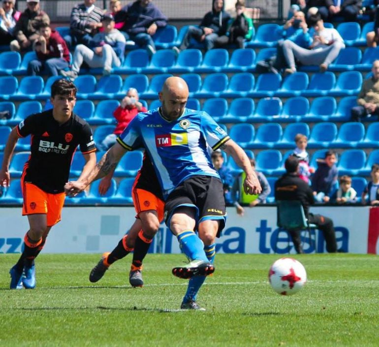 Chechu controla un balón ante Valencia Mestalla