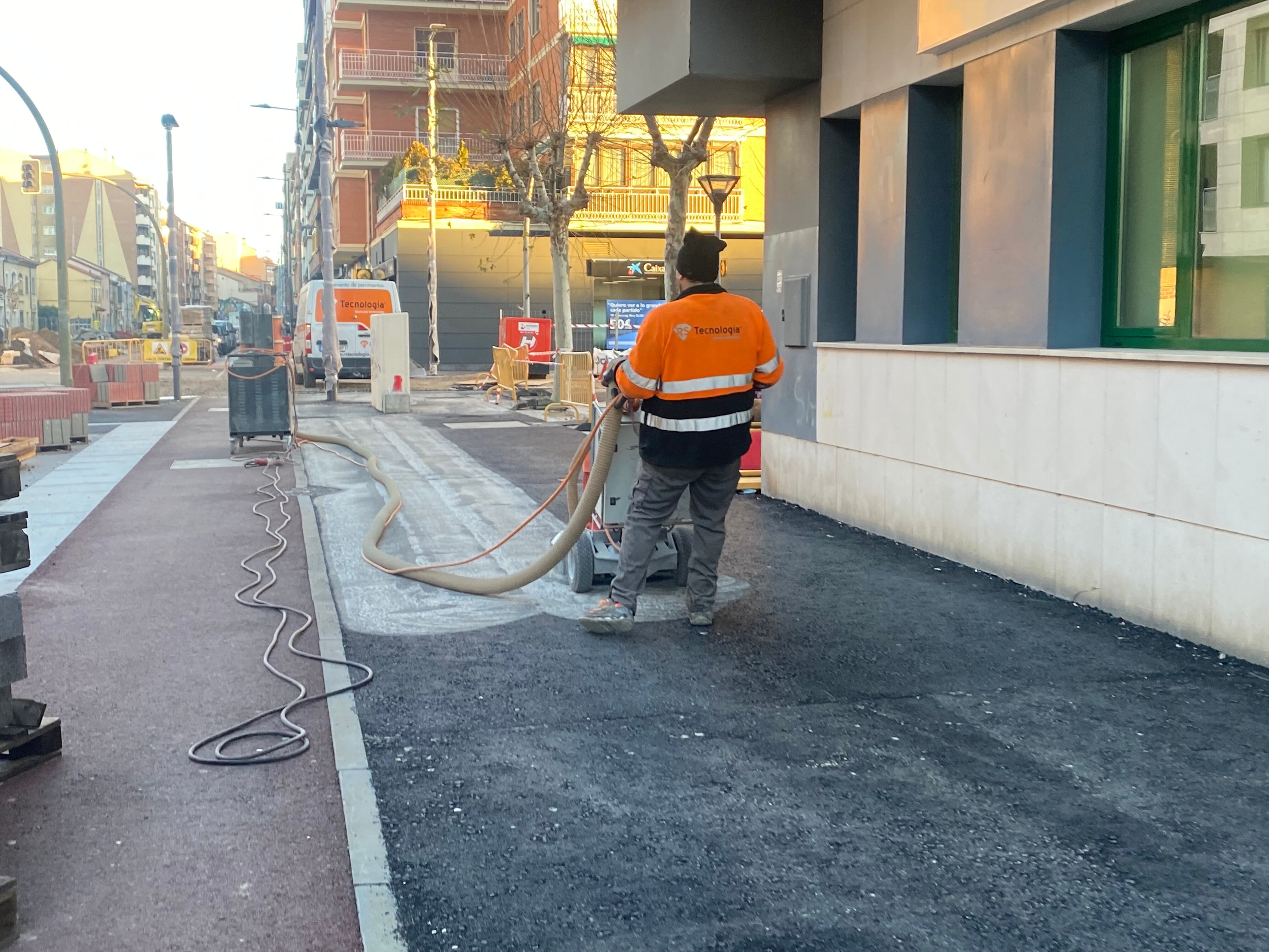 Los trabajos de pulimento de suelo en la Avenida Castilla