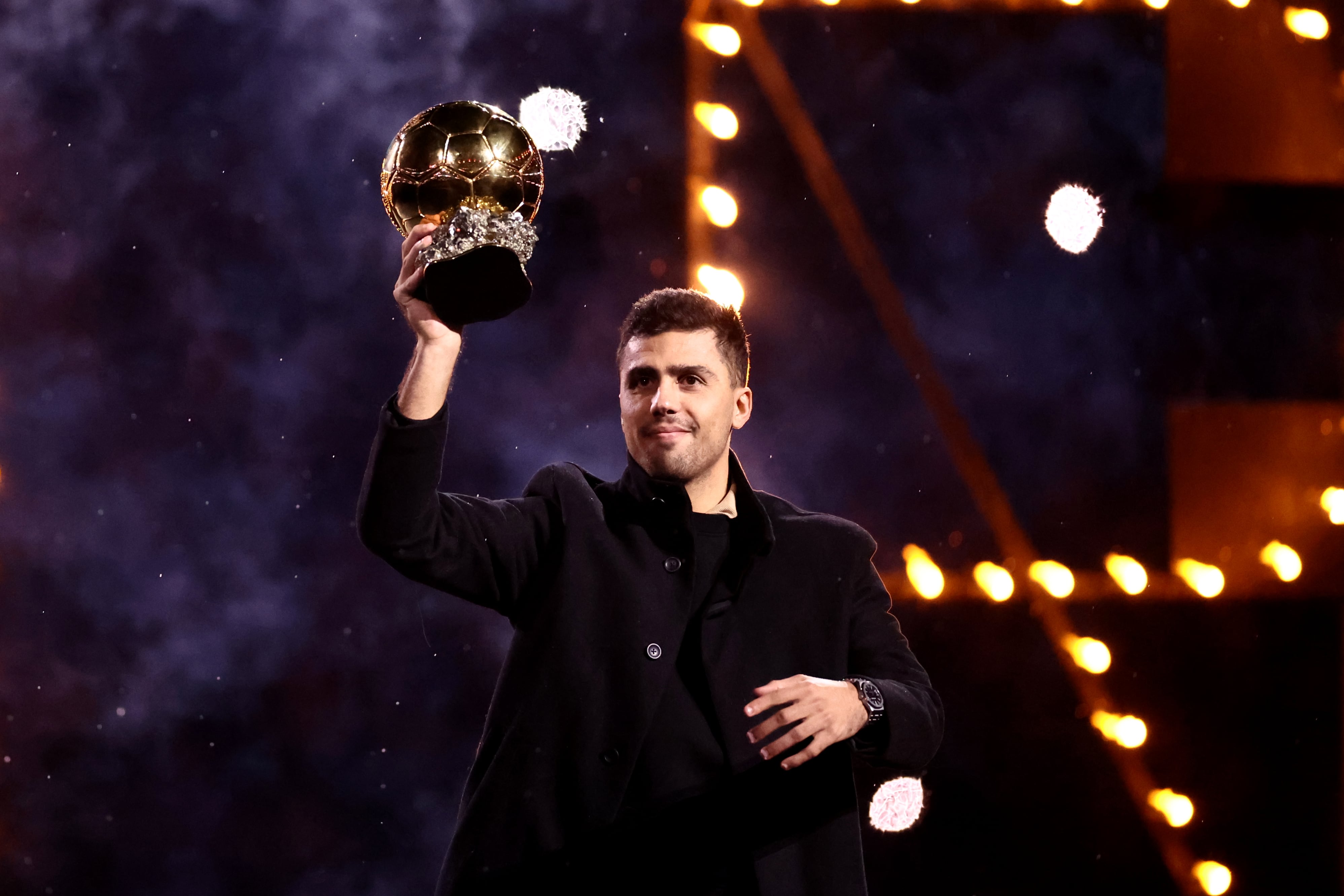 Rodri recibe un espectacular homenaje en el Etihad Stadium por su Balón de Oro