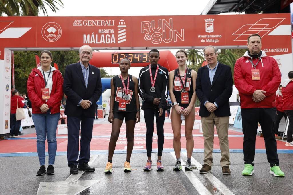 Los ganadores del maratón Málaga con el Alcalde Francisco de la Torre