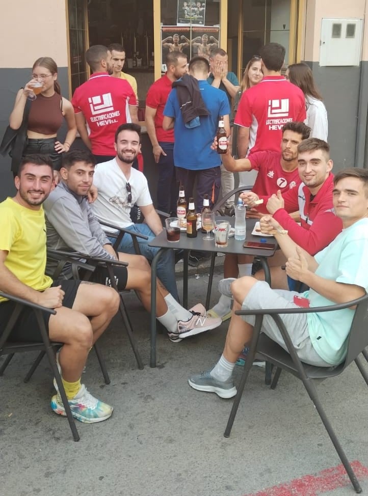 Algunos de los jugadores posan celebrando el resultado del sorteo de Copa del Rey