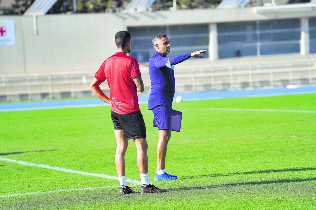 José Gomes hablando con el equipo en el Anexo.