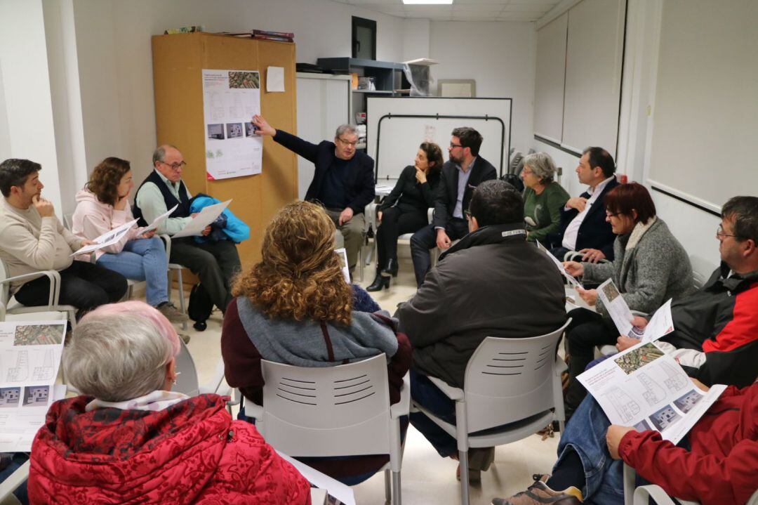 Reunión celebrada en enero de 2018 entre los vecinos de Sa Indioteria, la consellera de Asuntos Sociales, Fina Santiago, y el entonces alcalde de Palma, Antoni Noguera.