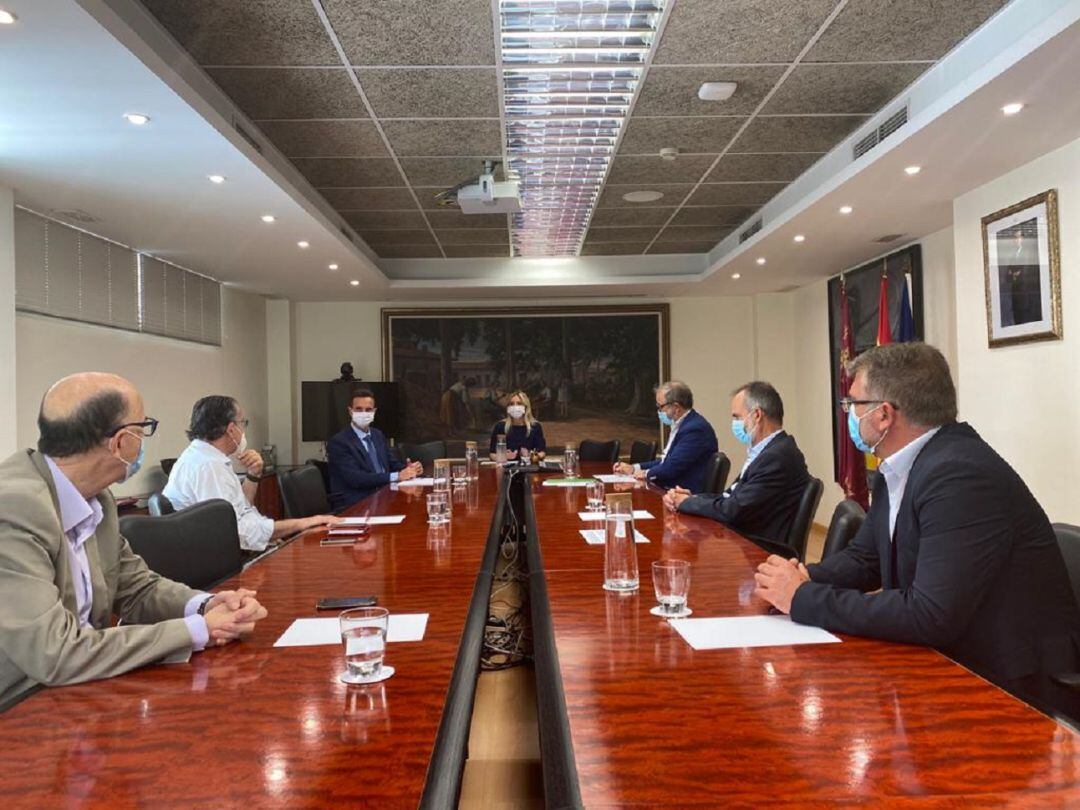 La consejera de Empresa, Industria y Portavocía, Ana Martínez Vidal (c), el director de Energía Actividad Industrial y Minera, Eduardo Piné (1i), el  director de Sabic España, Juan Alemany (1d), el  director de Relaciones Institucionales de Iberdrola, Patricio Valverde (2i), el delegado para la Región de Iberdrola Renovables, Venancio Rubio (3i), y el director general de Iberdrola Renovables, Julio Castro (2d).