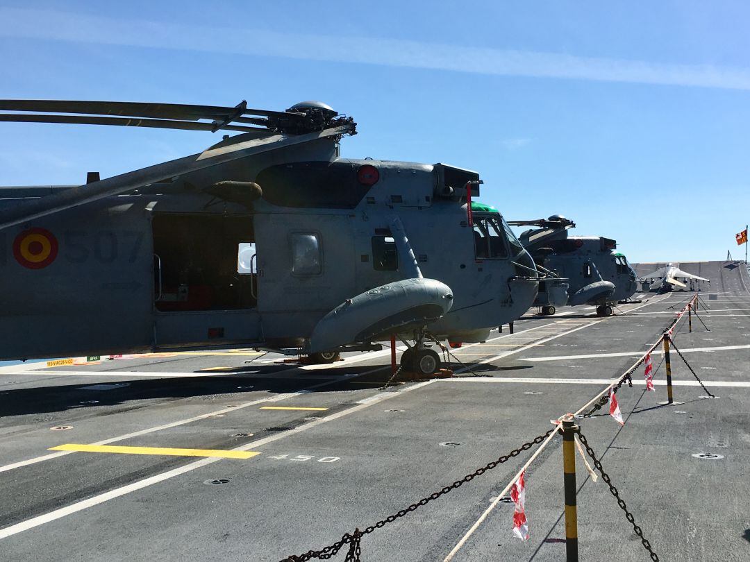 Helicóperos y avión Harrier en el buque de la Armada &quot;Juan Carlos I&quot;