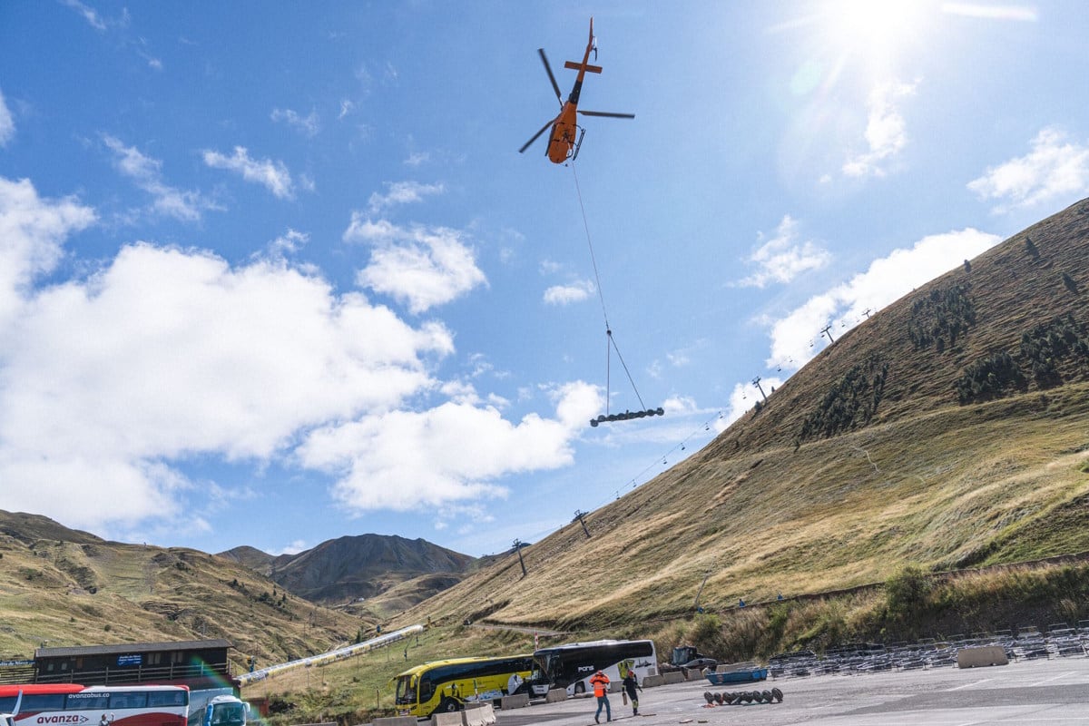 Un helicóptero transporte materiales del telesilla accidentado. Foto: Astún