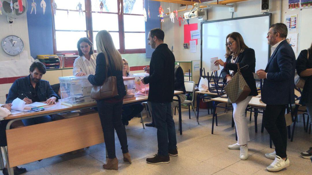 Votantes en un colegio electoral en Elche