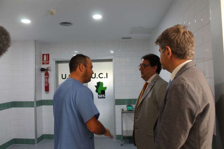 Vergeles, en una reciente visita a la UCI del Hospital de Don Benito - Villanueva.