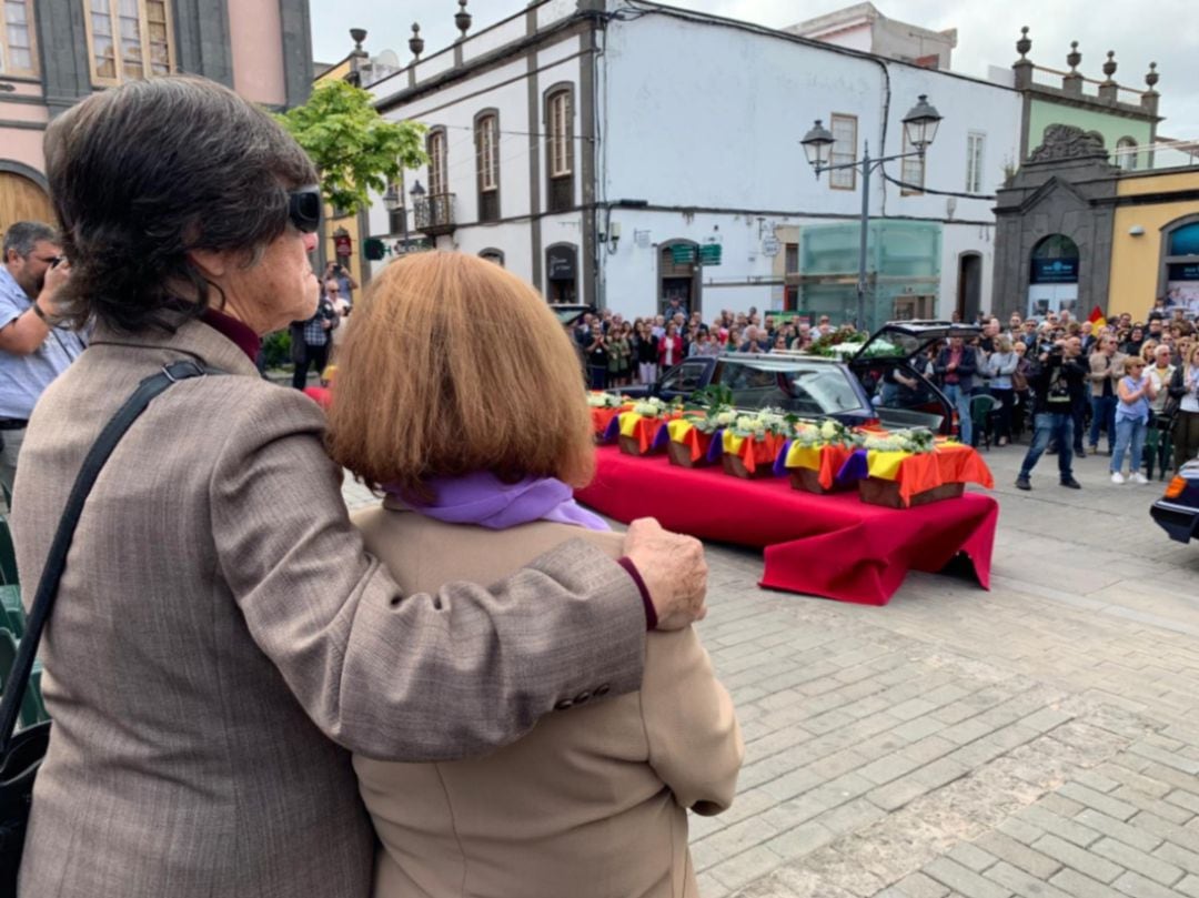 Pino Sosa (izq) frente a los féretros de los exhumados del Pozo de Tenoya.