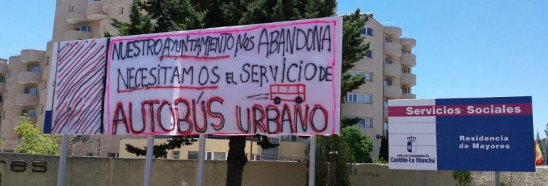 Pancarta a las puertas de la residencia &#039;Las Hoces&#039;.