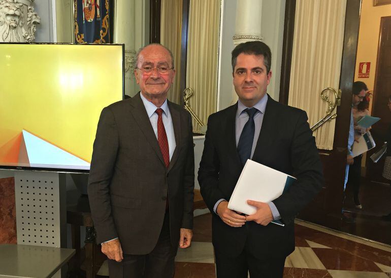 El alcalde de Málaga, Francisco de la Torre, y el concejal de Economía, Carlos Conde, tras la presentación del proyecto de presupuestos para 2016