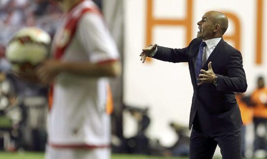 El técnico del Rayo Vallecano, Paco Jémez, durante el encuentro ante el Real Madrid.