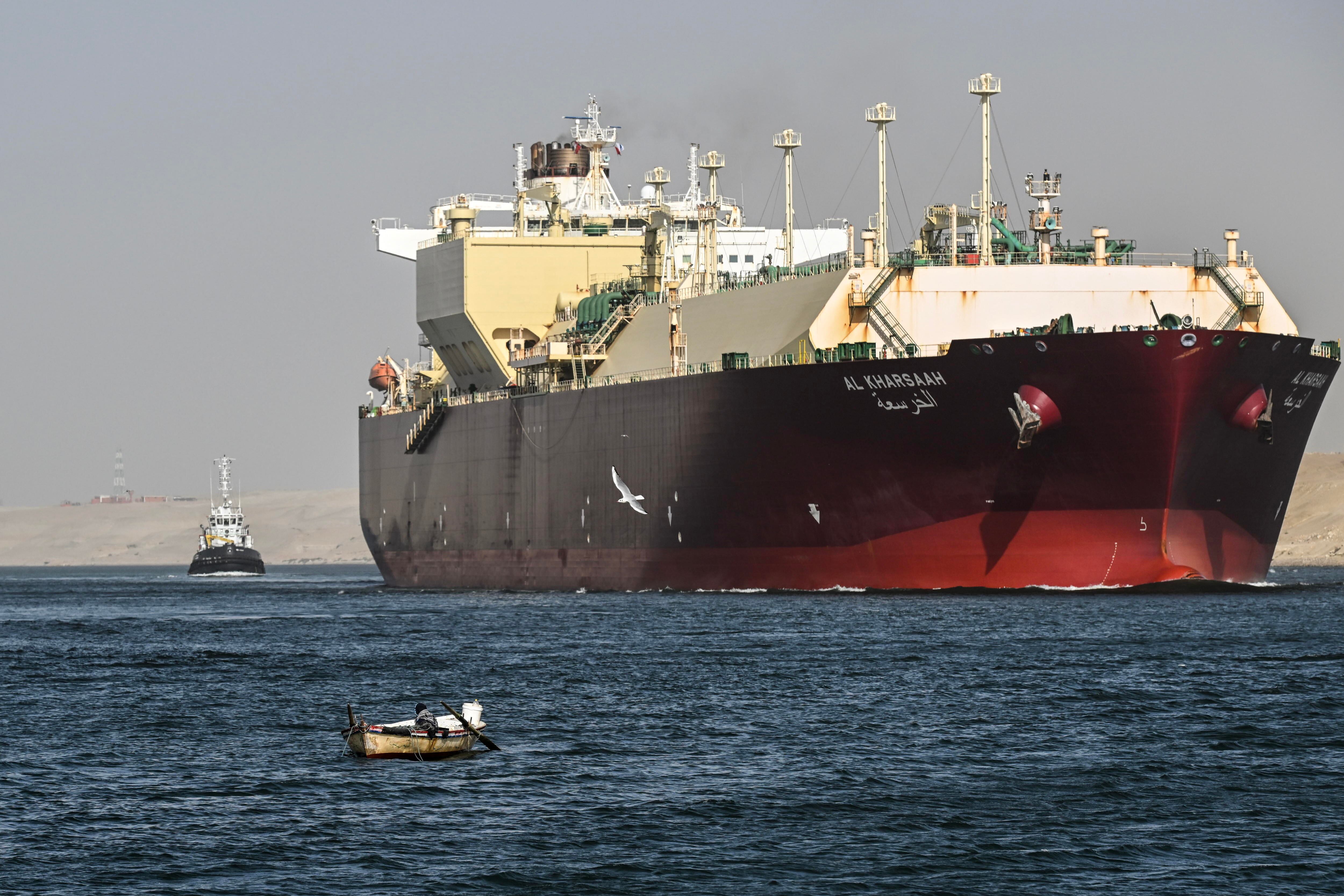 Un barco cruza el canal de Suez por el Mar Rojo en Ismailia.