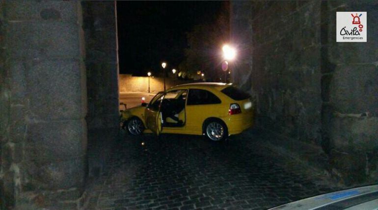 Vehículo encajado en el arco