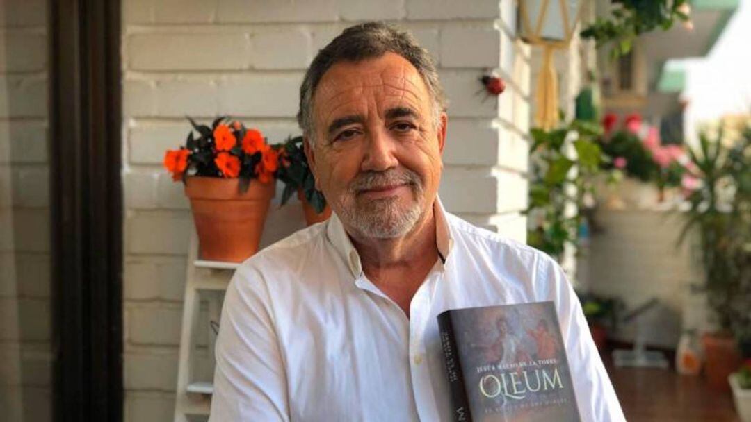 El escritor ubetense Jesús Maeso posa con su nueva obra &#039;Oleum&#039;