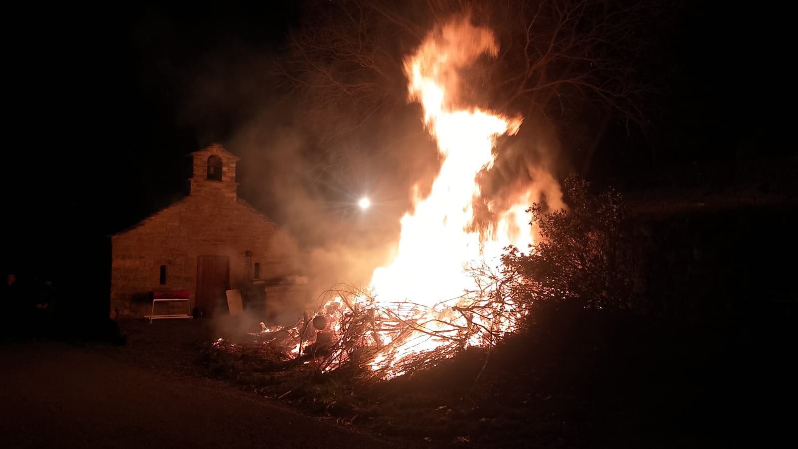 Hoguera en Guaso. Foto Javi Bergua