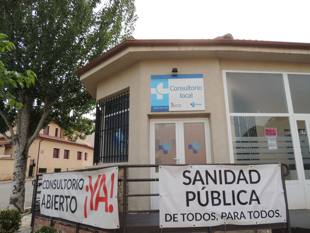 Pancartas en el consultorio de Torrecaballeros