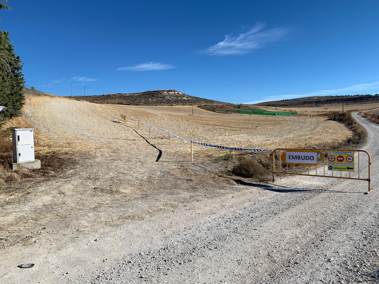 Corte de camino y señalización de acceso a la zona de El Embudo en Cuéllar