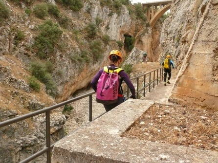 Fátima García avanza tras su compañero de equipo por una zona de acceso al barranco de La Bolera