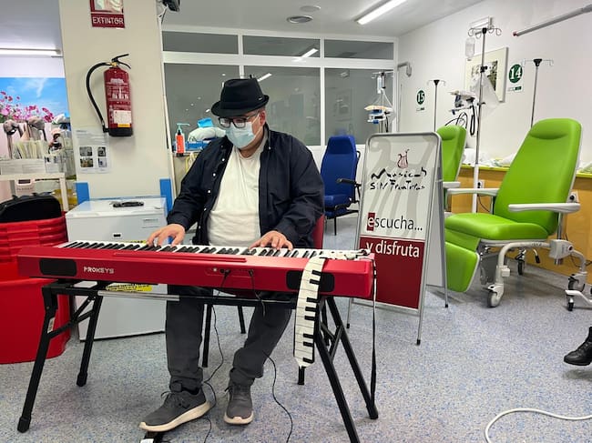 Pedro Monty ofreciendo un concierto solidario en el Hospital de Mérida