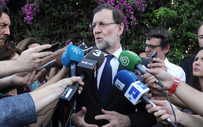 GRA423. SEVILLA, 09/05/2015.- El presidente del Gobierno, Mariano Rajoy, hace declaraciones a los medios a su llegada esta tarde a la zona donde hoy se ha estrellado un Airbus A400 M cerca de la cabecera de pista del Aeropuerto de San Pablo en Sevilla. Rajoy, ha dicho hoy que se desconocen las causas del accidente del avión donde fallecieron cuatro personas y dos resultaron heridas graves, y ha añadido que espera &quot;máxima transparencia para explicar lo ocurrido&quot;. EFE/Julio Muñoz