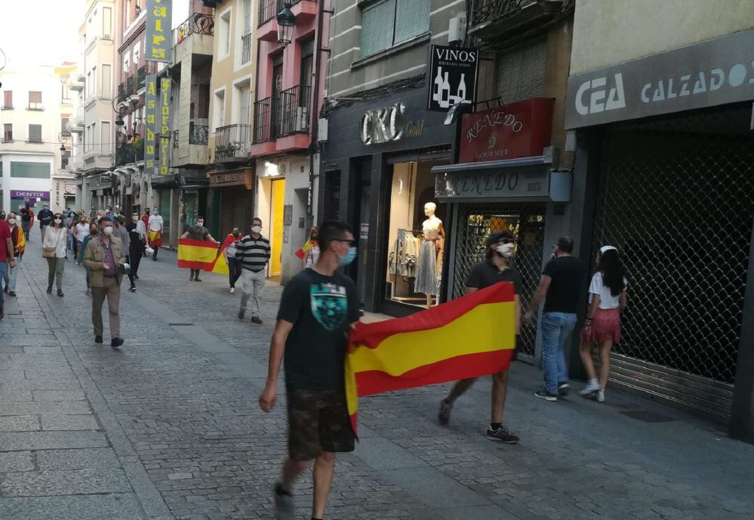 Los manifestantes, debidamente espaciados, subieron por la calle Postas y bajaron por la calle Isilla hasta la Plaza Mayor