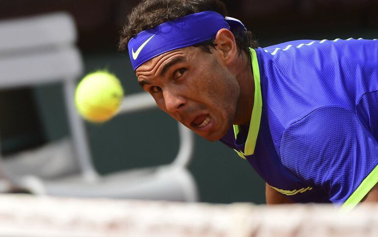 Rafa Nadal mira la pelota durante un lance de su partido ante Benoit Paire