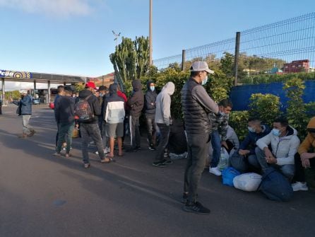 Los migrantes se niegan a volver a entrar al dispositivo esperando en una gasolinera cercana