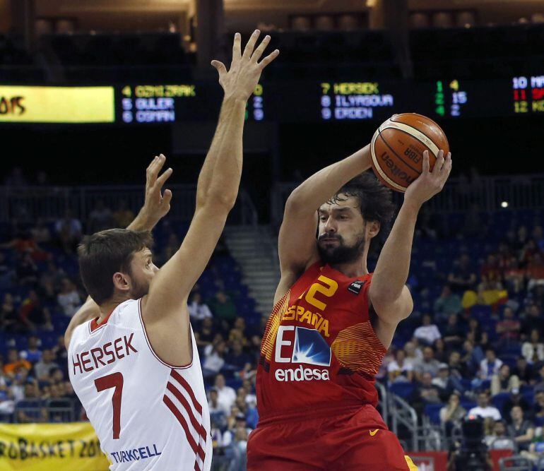 GRA282. BERLÍN (ALEMANIA), 06/09/2015.- El jugador de la selección española Sergio Llull (d) se dispone a lanzar ante Baris Hersek, de Turquía, durante el partido correspondiente a la segunda jornada del grupo B del Europeo 2015 de baloncesto disputado esta noche en Berlín. EFE/Juan Carlos Hidalgo