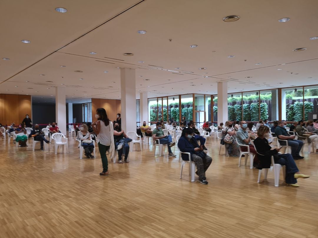 Un grupo de personas espera trás haber recibido la vacuna contra la covid.