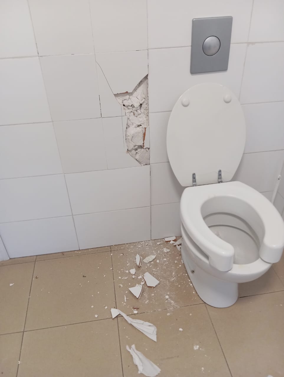 Un dels lavabos destrossats del Prat del Roure. El comú d'Escaldes ha denunciat actes vandàlics la passada nit durant la festa major.