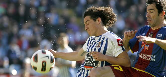 El defensa del Levante Javi Venta (d), pelea un balón con el centrocampista mexicano del Deportivo, Andrés Guardado, en el encuentro correspondiente a la vigésimo novena jornada del Campeonato Nacional de Liga de Primera División, disputado esta tarde en 