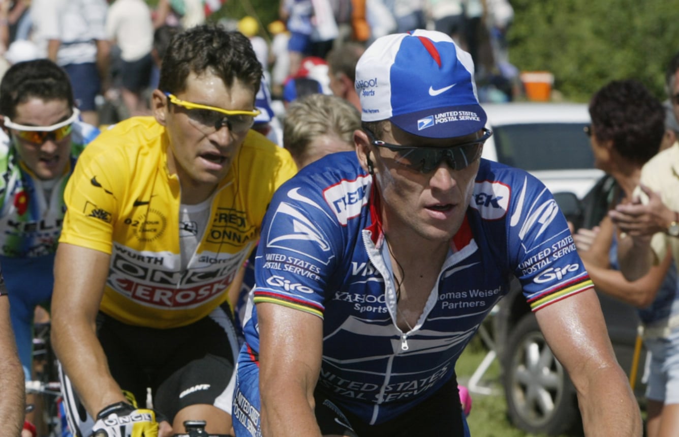 igor González de Galdeano sigue la rueda de Armstrong en el Tour de 2002