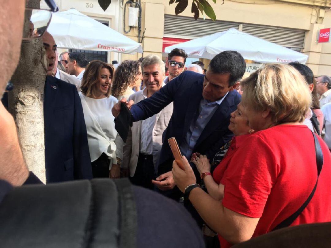 Pedro Sánchez se hace un selfie en Córdoba