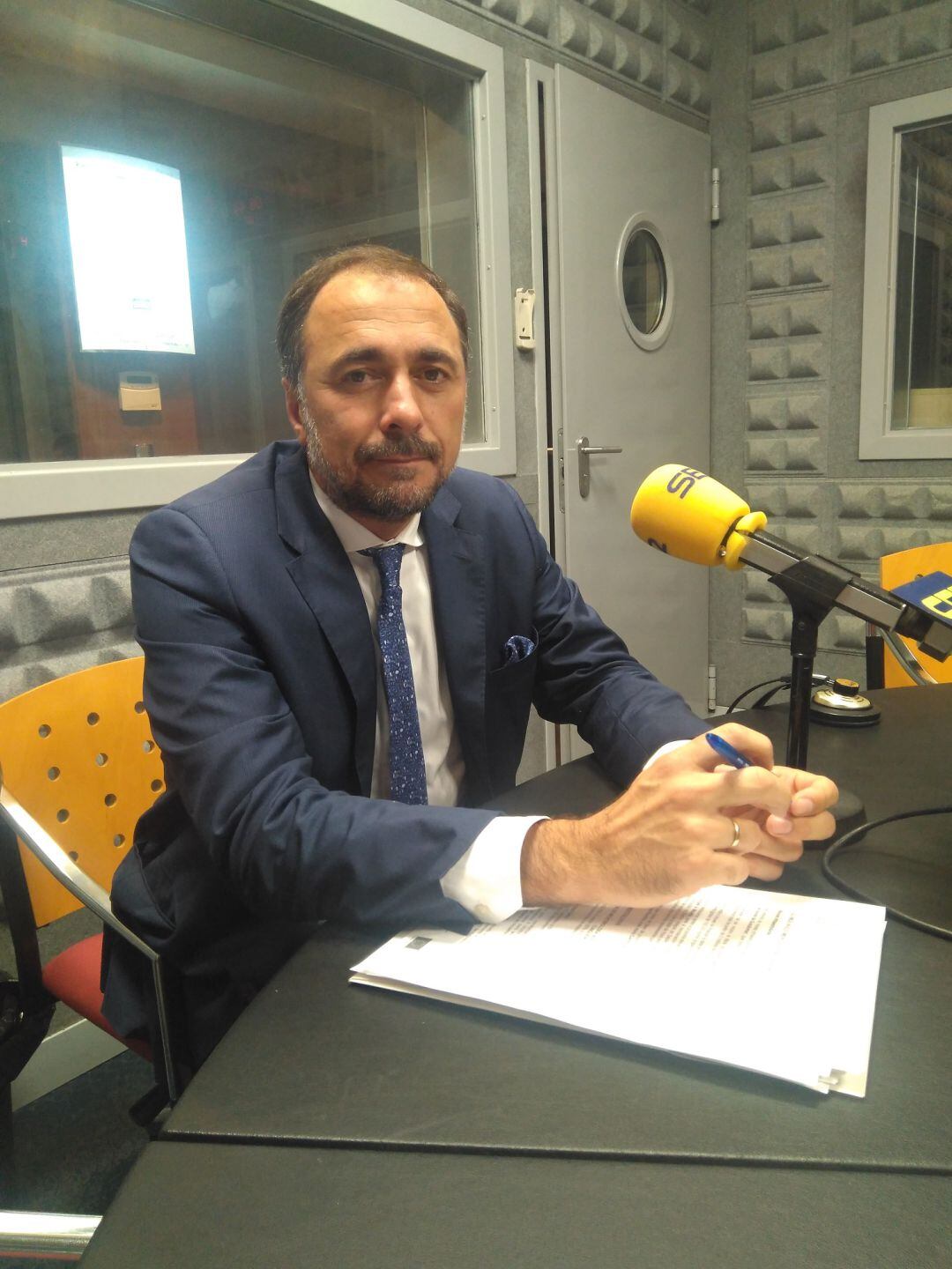 Julio García Comesaña en los estudios de Radio Vigo