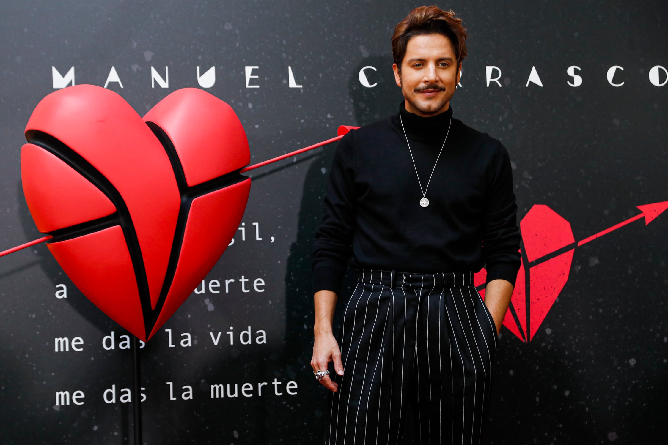 El cantante español Manuel Carrasco posa durante un evento con motivo de la salida a la venta de &quot;Corazón y flecha&quot; (Universal Music), su noveno trabajo de estudio, este viernes en Madrid. EFE/ Luis Millán