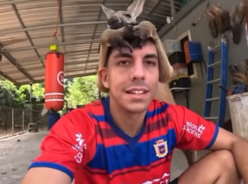 Daniel Betancort, con la camiseta de la UD Lanzarote, en el santuario de Frank en Tailandia.