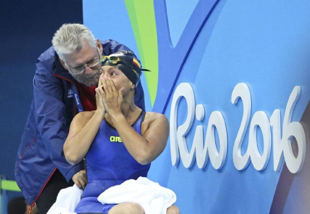 Teresa Perales celebra una medalla conseguia en Río 2016