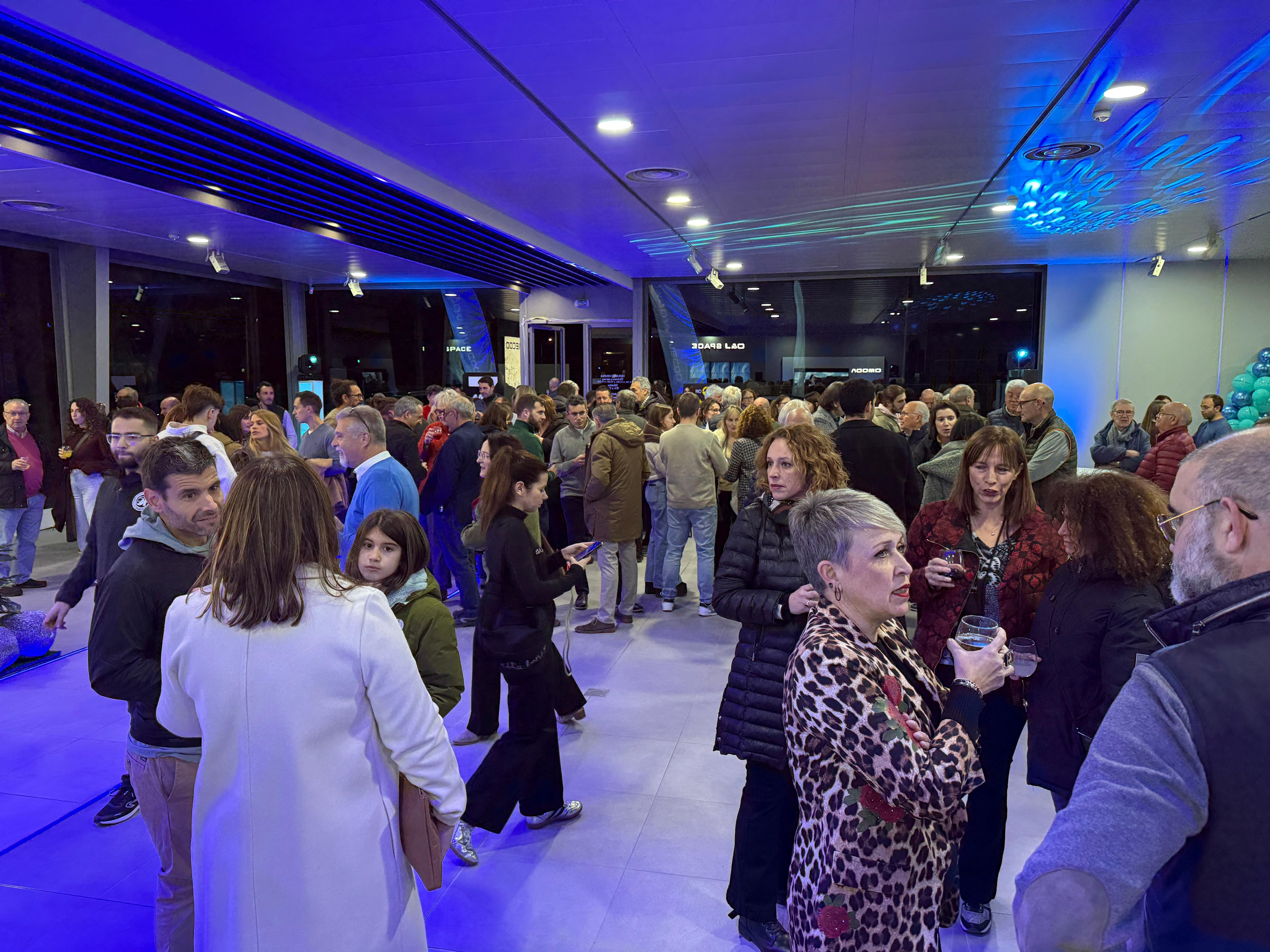Público en la inauguración del nuevo concesionario
