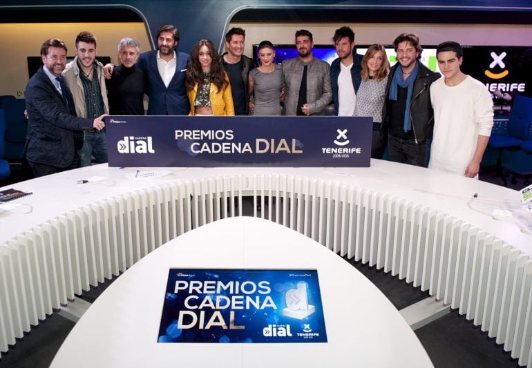 Sergio Dalma, Eva Ruiz, Jaime Cantizano, Antonio Orozco, Manuel Carrasco, Pablo López y Maverick, en la presentación de los premios Cadena Dial.