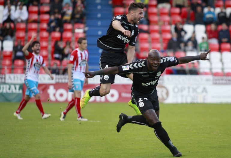 El centrocampista camerunés del Nástic Achille Emana (d) celebra su gol con Xavi Molina