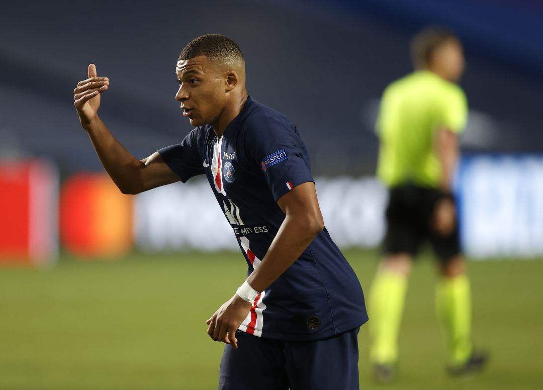 Kylian Mbappe, jugador del PSG, marca de penalti ante el Niza. 