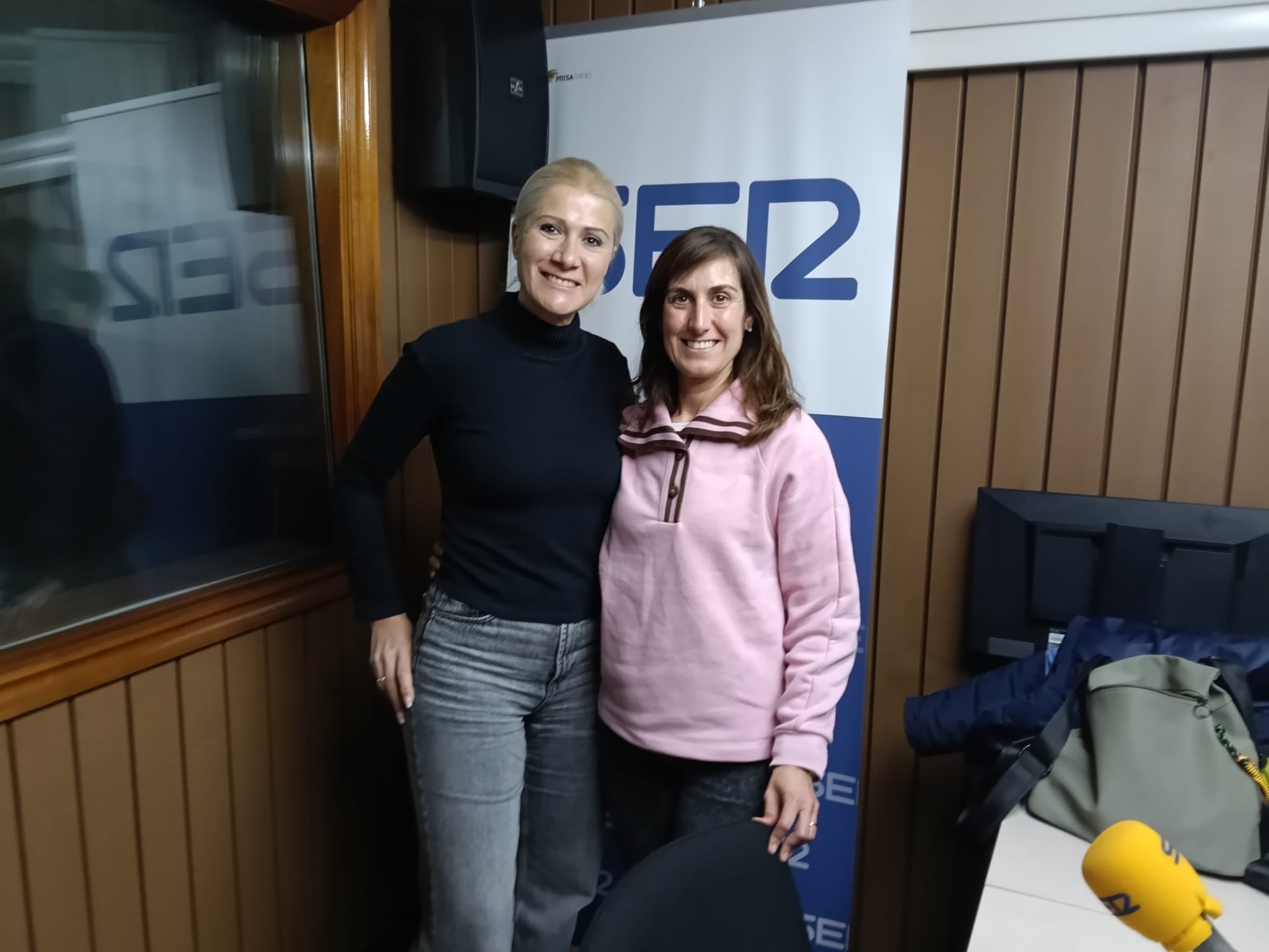 Lluna Díaz con la cronista del Trail, Irene Gil