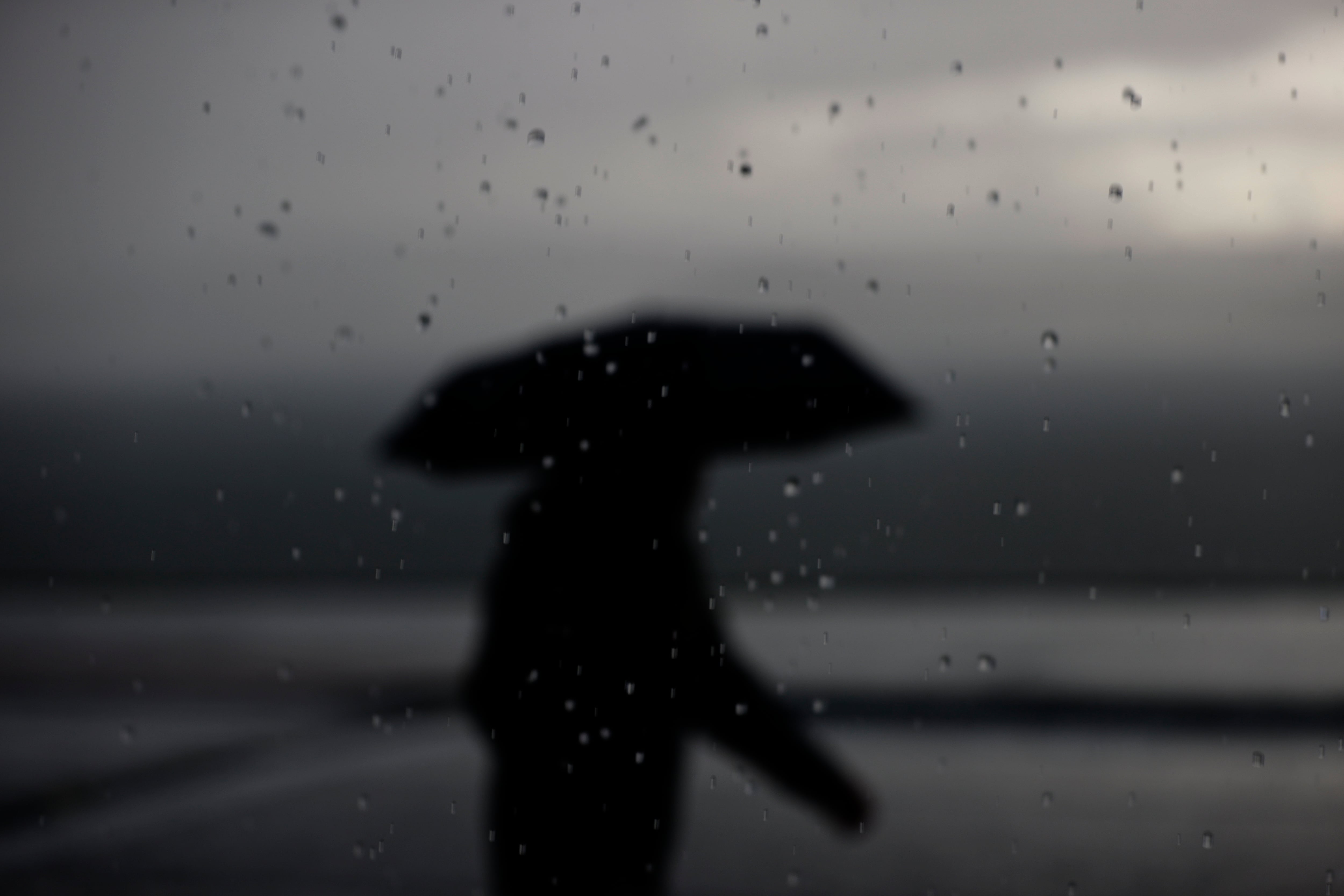 Una persona caminaba bajo la lluvia en el concello coruñés de Sada.